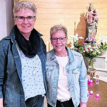 Mit Blick auf Maria - Susanne Strebel (links) und Agi Stierli organisierten die Maiandacht. Bild: zg