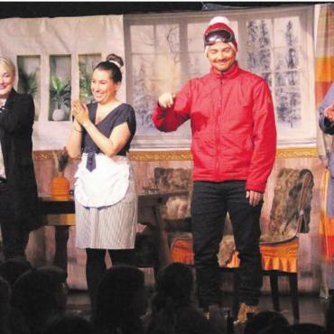 Tod-lustiges Theater - Begeisterten mit viel Spielfreude, von links: Michel Marty, Janine Meier-Berger, Stefanie Stöckli, Marc von Flüe, Agnes Wüthrich und Silvia Etterlin. Bilder: Patrick Fischer