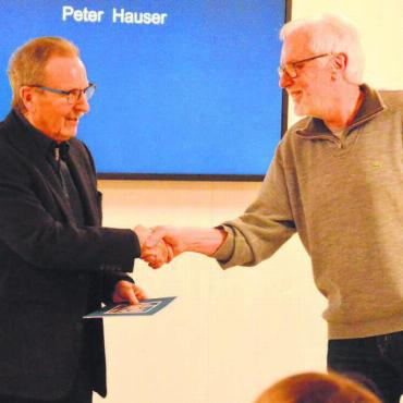 Mit frischem Wind in die Zukunft - Sein Einsatz wird in Ehren gehalten: Der neue Co-Präsident Mani Pfulg (rechts) dankt dem abtretenden Peter Hauser. Bild: Celeste Blanc