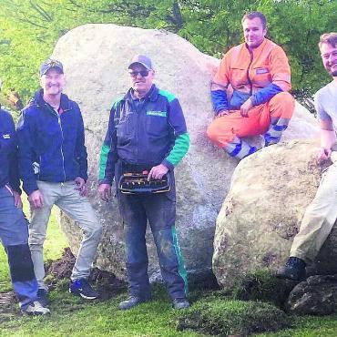 Das Hoch hält an - Diese beiden Steine stehen nun beim Campingplatz Sulz und erfreuen die Campingplatzbesuchenden. Hansjörg Kohler (2. v. l.) ist froh, dass diese Steine im Dorf bleiben. Bild: zg