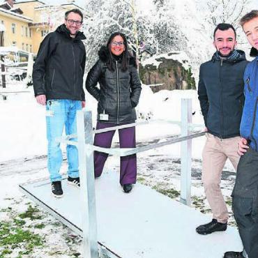 Strahlende Kindergesichter als Belohnung - Lehrlingsprojekt für einen guten Zweck: Von links: Dino Locher und Izabela Aires von der Kinder-Reha mit Leandro Rea von Hobler und Yanic Frey, angehender Metallbauer EFZ, im 2. Lehrjahr. Bild: zg