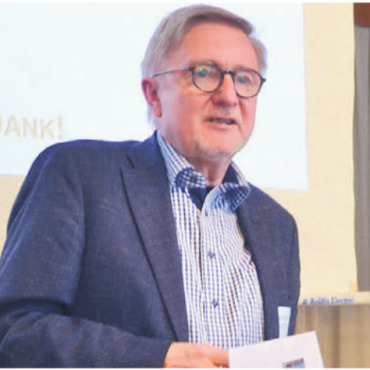 Zivilstandswesen in Bewegung - Präsident Roland Peterhans überbringt die Grüsse des Schweizerischen Verbands für Zivilstandswesen. Im Hintergrund vom kantonalen Vorstand, von links: Präsidentin Tamara Zbinden, Stephanie Meyer, Karin Graf und Reto Wassmer. Bild: Thomas Stöckli