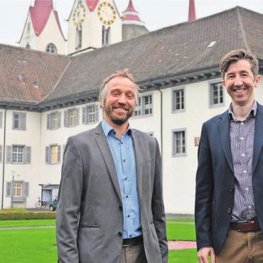 Erste Pfähle sind eingeschlagen - Die Vorfreude ist bei Gemeindepräsident Hans-Peter Budmiger (links) und Projektleiter Tobias Holzer schon 26 Monate vor dem grossen Jahr spürbar. Bild: Annemarie Keusch