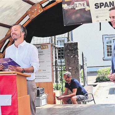 «In der Gemeinde geht die Post ab» - Gemeindepräsident Hans-Peter Budmiger begrüsste Jean-Pierre Gallati. Bild: vaw
