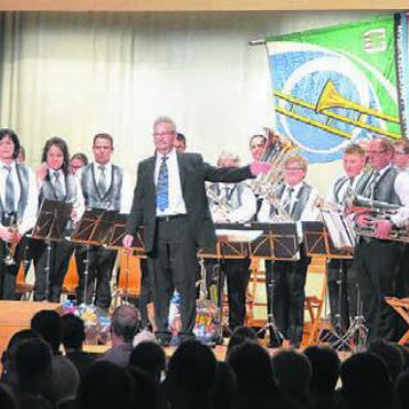 Viele Tränen zum Abschluss - Ein letztes Mal vor quasi voller Mehrzweckhalle: Die «Musig» Bettwil unter der Leitung von Paul Stutz. Bild: ake