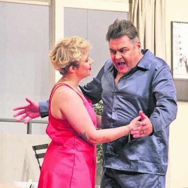 Operation Balkon ist gestartet - Leon Hammer (Daniel Zimmermann) und Pia (Marlou Henzen) führen eine turbulente Ehe.