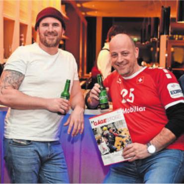 Freiämter Glücksbringer - Die Freiämter EM-Gäste (von links): Raphael Bolliger (Verantwortlicher Spielbetrieb Handball Wohlen), Andreas Stierli (Präsident Handball Wohlen), Martin Laubacher (Ex-Präsident Handball Wohlen), Matias Füglistaler (Spieler HC Mutschellen). Bild: awa