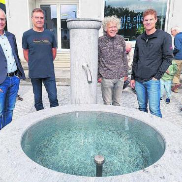 Das Wasser sprudelt wieder - Die Brunnenbauer von links: Urs Rüttimann, Urs Amhof, Felix Bitterli und Marcel Lötscher.