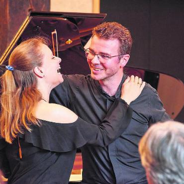 Freude am Musikmachen erleben - Ein eingespieltes Team: Julia Fischer und Benjamin Nyffenegger erschliessen in Boswil den kulturellen Frühling. Bild: zg