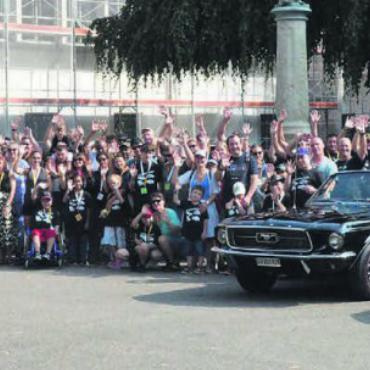 Eine Insel im Alltag - Gruppenfoto der Fahrerinnen und Fahrer, der Kinder und Familien, die an diesem Tag beschenkt werden, und der Organisatoren. Vom Klosterhof zog der Korso nach Derendingen. Bilder: Annemarie Keusch