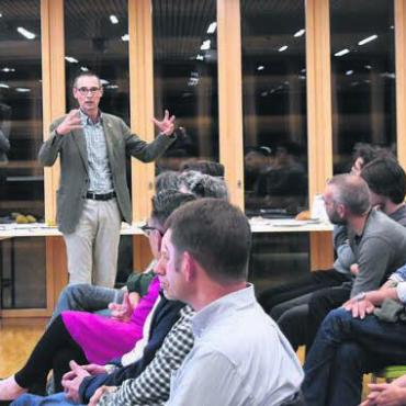 Ziviler Aufwind - An der Mitgliederversammlung der Grünen des Kantons Aargau referierte David Gautschi (ganz links) über den geplanten Windpark Lindenberg. Bild: gsp