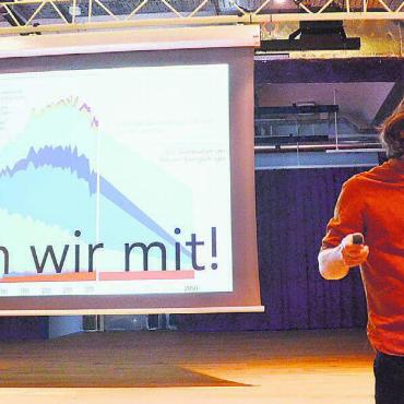 Licht aus und Deckel drauf - Mit dem Ausstieg aus den fossilen Energieträgern wird mehr Strom benötigt, zeigt Referent Reto Heimberg auf – und mit welchen einfachen Spartipps für zu Hause sich die Energiewende (fast) ohne Verzicht unterstützen lässt. Bild: Thomas Stöckli