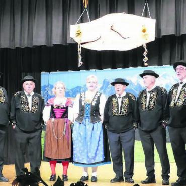 Eine ganze Palette Volksmusik - Die Frauen und Männer des Jodlerklub Alpegruess Benzenschwil erfreuten die Zuhörenden mit ihrem Repertoire. Bilder: Richard Gähwiler