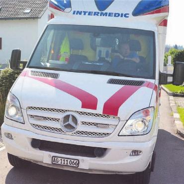 Mit Blaulicht durch das Freiamt - Rettungssanitäter Sascha Pulver fährt den Rettungswagen sicher aus dem Quartier.