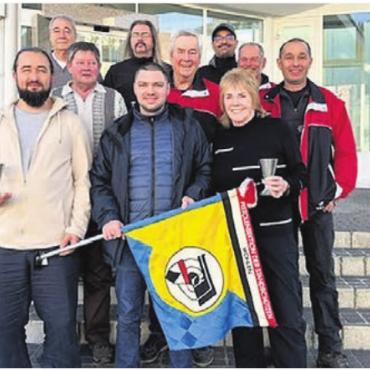 Auf dem ehemaligen Schlachtfeld - Die Wohler Gruppe am Morgarten-Pistolenschiessen, hinten (v. l.): Sepp Steinmann, Pascal Senn, Uemit Arikolu. – Mitte: Sepp Huser, Louis Corboz, René Leiser, Patrik Hunn. – Vorne: Yasin Oener mit Becher, Thomas Vock, Martha Huber mit Becher.