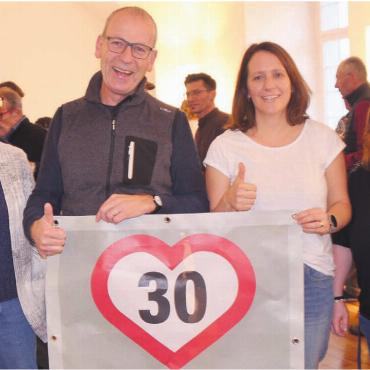 Eine Zahl bewegte das Dorf - Mit viel Herz für Tempo 30 kämpften Mitglieder der Kerngruppe des Ja-Komitees zu Tempo 30, von links: Lea Küng, Stefan Staubli, Valérie Weibel und Stephanie Haller. Bild: Archiv