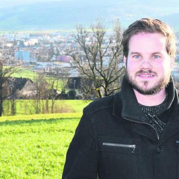 «Ich wusste, ich kriege das hin» - Cyrille Meier (SP) wird in ein paar Tagen sein Amt an Marc Läuffer (SVP) übergeben. Der Einwohnerratspräsident der Jahre 2022 und 2023 blickt auf eine bereichernde Zeit zurück. Das Bild entstand an einem Lieblingsort von Cyrille Meier. Der «Alpenzeiger» mit dem Blick in die Berge und auf Wohlen ist für ihn ein spezieller Ort. Bild: Daniel Marti