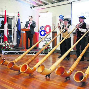 Ein zweites richtiges Daheim - Auch Schweizer Folklore gibts. Bernadette Vavricka-Michel mit ihrem Mann Viktor und einer Gruppe Alphorn-Bläser.