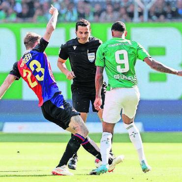 «Fehler dürfen passieren» - Schiedsrichter Fedayi San (Mitte) trifft pro Spiel durchschnittlich 200 Entscheidungen.