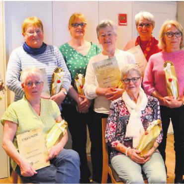 30 Jahre Frauenpower mit Extraportion Humor - Die Gründungsmitglieder wurden zu Ehrenmitgliedern ernannt, hinten von links: Ursi Bättig, Annemarie Furrer, Sylvia Huwiler, Doris Müller, Margrit Wey, Rösli Trottmann, Manuela Angst. Sitzend: Benä Furrer (links) und Margrit Bucher. Es fehlen: Bea Nietlispach und Gaby Müller. Bild: zg