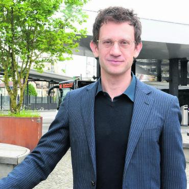 Erkenntnisse aus der Ferne - Vor 20 Jahren hat Stefan Heeb die Deutschweiz verlassen, letztes Jahr kehrte er nach Zürich zurück. Regelmässig kommt er auch ins Freiamt, um seine Mutter zu besuchen. Darum kennt er auch den Busbahnhof in Wohlen bestens. Bild: Chregi Hansen