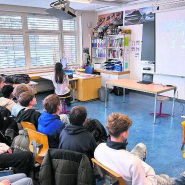 Bremgarten trifft Bangladesch - Am Donnerstagmorgen um 7.30 Uhr ist die Bez Bremgarten mit Bangladesch verbunden. Dort hat man gerade das Zmittag hinter sich: Reis mit Fisch. Bilder: zg