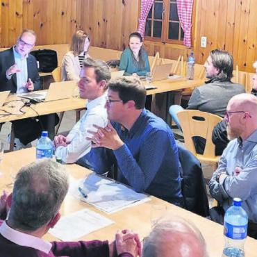 Ehrung eines Urgesteins - Nach 36 Jahren tagte der Verband der Gemeindeschreiberinnen und Gemeindeschreiber Bezirk Bremgarten erstmals wieder in Uezwil. Im gemütlichen Forsthaus wurden erst die geschäftlichen Traktanden abgehandelt und dann ein feines Znacht genossen. Bilder: Chregi Hansen