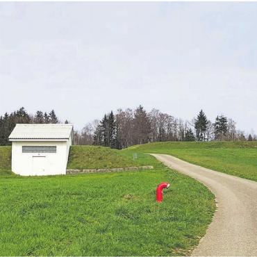 Neues Reservoir mit mehr Kapazität - Das Reservoir Dorf, erbaut 1959, soll durch einen Neubau ersetzt werden, leicht erhöht auf der anderen Strassenseite. Bilder: zg