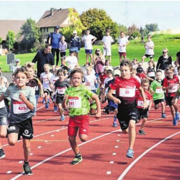 Internationales Heimspiel - Auch für die junge Generation ist der Herbstlauf ein beliebter Ort, um gegeneinander zu rennen und Spass zu haben.