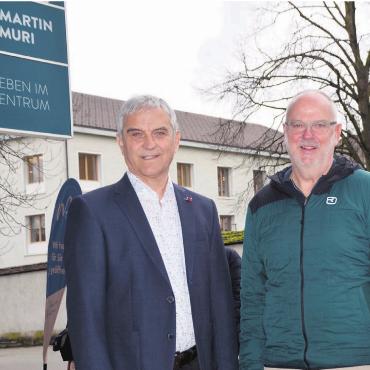 Vernetzung über die Marktstrasse - Die Stiftung St. Martin, verkörpert durch Geschäftsführer Josef Villiger (links), und die Pflegi Muri, vertreten durch Bruno Strebel, Leiter Infrastruktur und Betrieb, rücken näher zusammen durch die Zusammenarbeit im Technischen Dienst. Bild: Thomas Stöckli
