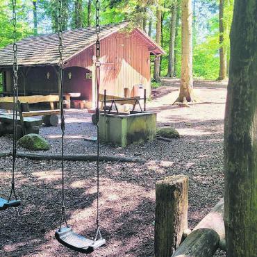Für Diskussionen ist gesorgt - Idyllischer Ort und eine gemütliche Hütte – im Wald ob Nesselnbach scheint die Welt in Ordnung zu sein. Aber die Idylle trügt: Das Gebäude muss saniert werden. Und verfügt über keine Baubewilligung. Bilder: Chregi Hansen