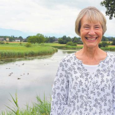 Noch ganz viel zu entdecken - Fühlt sich wohl bei der Stiftung Reusstal: Elisabeth Graf Pannatier vor der Stillen Reuss. Bild: Annemarie Keusch