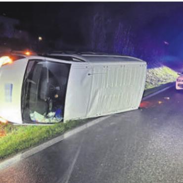Fataler Griff zur Wasserflasche - Das Auto des Unfallverursachers kippte auf einer Böschung zur Seite, der Fahrer blieb unverletzt. Bild: pz