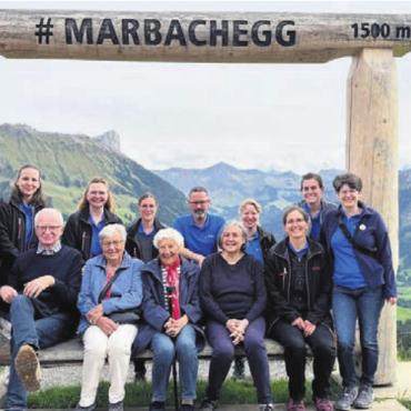 Bergkäserei besucht - Die Samariter genossen den Weitblick auf der Marbachegg. Bild: zg
