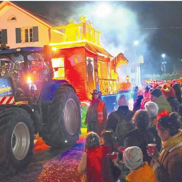 Besser geht fast nicht - Die Schrankewankler Händschike hatten sich des Themas Wilder Westen angenommen. Es war einer von vielen spektakulären Wagen. Bilder: Chregi Hansen
