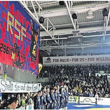 Der heikle Fahnenklau - Die umgekehrte Willisauer Fahne im Fanblock der RS Freiamt.