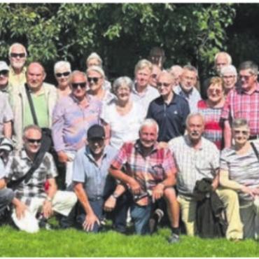 Auf dem tiefblauen Thunersee - Gruppenbild der reisenden Boswiler Veteranen. Sie genossen einen wunderbaren Tag im Bernbiet. Bild: zg