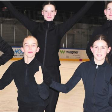 Mit viel Groove über das Eis - Eine Gruppe des Kaders 1 feilt an der Nummer zu «YMCA» der «Village People». Die Zuschauer dürfen sich auf eine mitreissende Show freuen. Bilder: Monica Rast (1) / zg (1)
