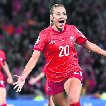 Der einzigartige Moment - Sie wusste gar nicht, wo sie zum Jubeln hinrennen 
soll. Alayah Pilgrim brachte durch ihr Tor die ganze Nation zum Ausrasten. Bei der Europameister-
schaft im eigenen Land sorgt die Freiämterin im enorm wichtigen Spiel gegen Island für das 2:0 und die endgültige Entscheidung. 
Bild: Freshfocus