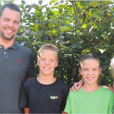 Auf den Spuren des Weltmeisters - Die Familie Stutz verbringt viel Zeit auf und neben der Schanze – im Sommer in Mettmenstetten, von links: Manuel, Ryan, Liara und Steffi Stutz. Bild: Annemarie Keusch