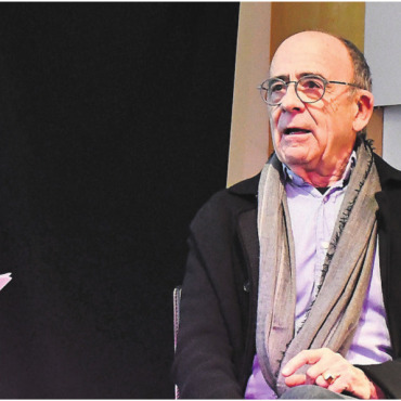 Grosser Mann in kleinen Rollen - Schauspieler, Sprecher und Regisseur Peter Fischli stellt sich den Fragen von Josefine Krumm von Alpinitkultur, eingefädelt. Bilder: Monica Rast