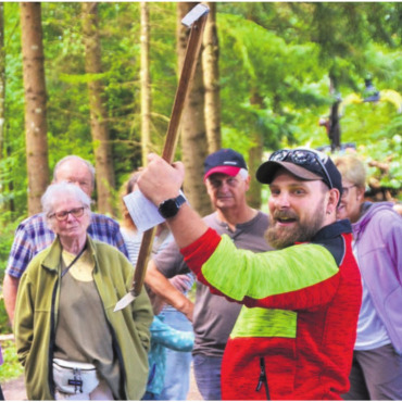 Holz als Wertstoff bewusst machen - Mit dem Meterstock wird kaum noch gemessen, Silvan Meyer führt das traditionelle Werkzeug doch noch vor. Bilder: Thomas Stöckli