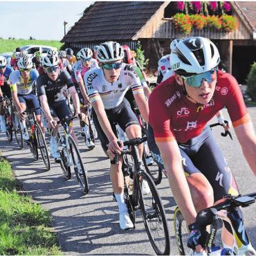 Wohlen als Zielort - Der GP-Rüebliland-Tross in idyllischer Umgebung unterwegs. Vorne der letztjährige Gesamtsieger Karl Herzog. Bild: Markus Schenk