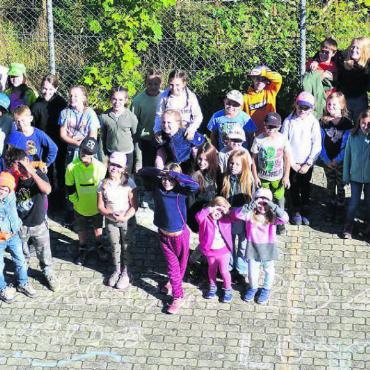 Olympiade auf der Rigi - Ein Gruppenbild der kreativen Art – die 48 Kinder genossen eine abwechslungsreiche Woche auf der Rigi. Bild: zg