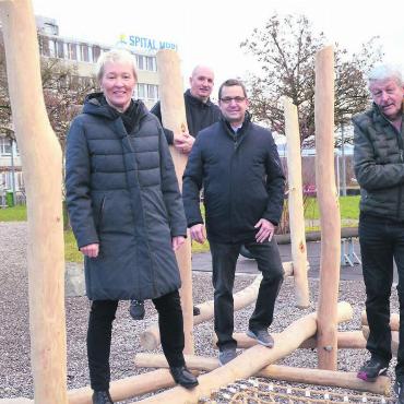 Klettern und balancieren - Glücklich über den neuen Spielplatz, von links: Yvonne Leuppi, Präsidentin Pro Spital Muri, Marco Humbel, Technischer Dienst, Spital-CEO Daniel Strub und Rico Hartmann, Vorstand Pro Spital Muri. Bild: Thomas Stöckli