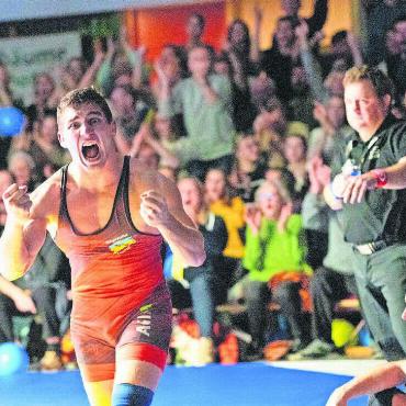 Ein Bein im Final - Letzter Kampf. Yves Müllhaupt siegt 13:0 (3:0 Teampunkte). Die Halle explodiert. Bilder: Stefan Sprenger (3), Stefan Hotz (5)