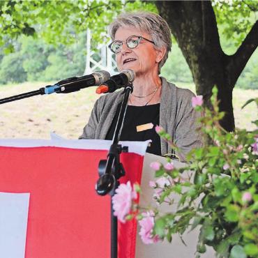 Maya Bally trägt stolz das als Wegweiser gestaltete 1.-August-Abzeichen 2024. Der Wegweiser lieferte dann auch das Motto der Rede. Bild: chh