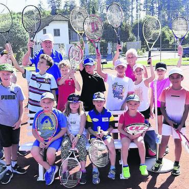 Mehr Vielfalt geht fast nicht - Tennis ist nach wie vor beliebt – auch um im Rahmen des Ferienpasses einen Einblick zu erhalten. Bilder: zg