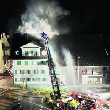Für günstigen Wohnraum - Im Mai 2024 brannte das Postlonzihus im Zentrum von Merenschwand. Bild: Screenshot SRF