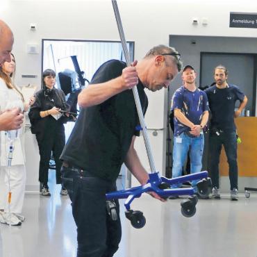 Das Spital in Zürcher Händen - Die Rollen am Infusionsständer laufen unregelmässig – eine der Herausforderungen, die die Filmcrew zu bewältigen hatte. Bild: Richard Gähwiler